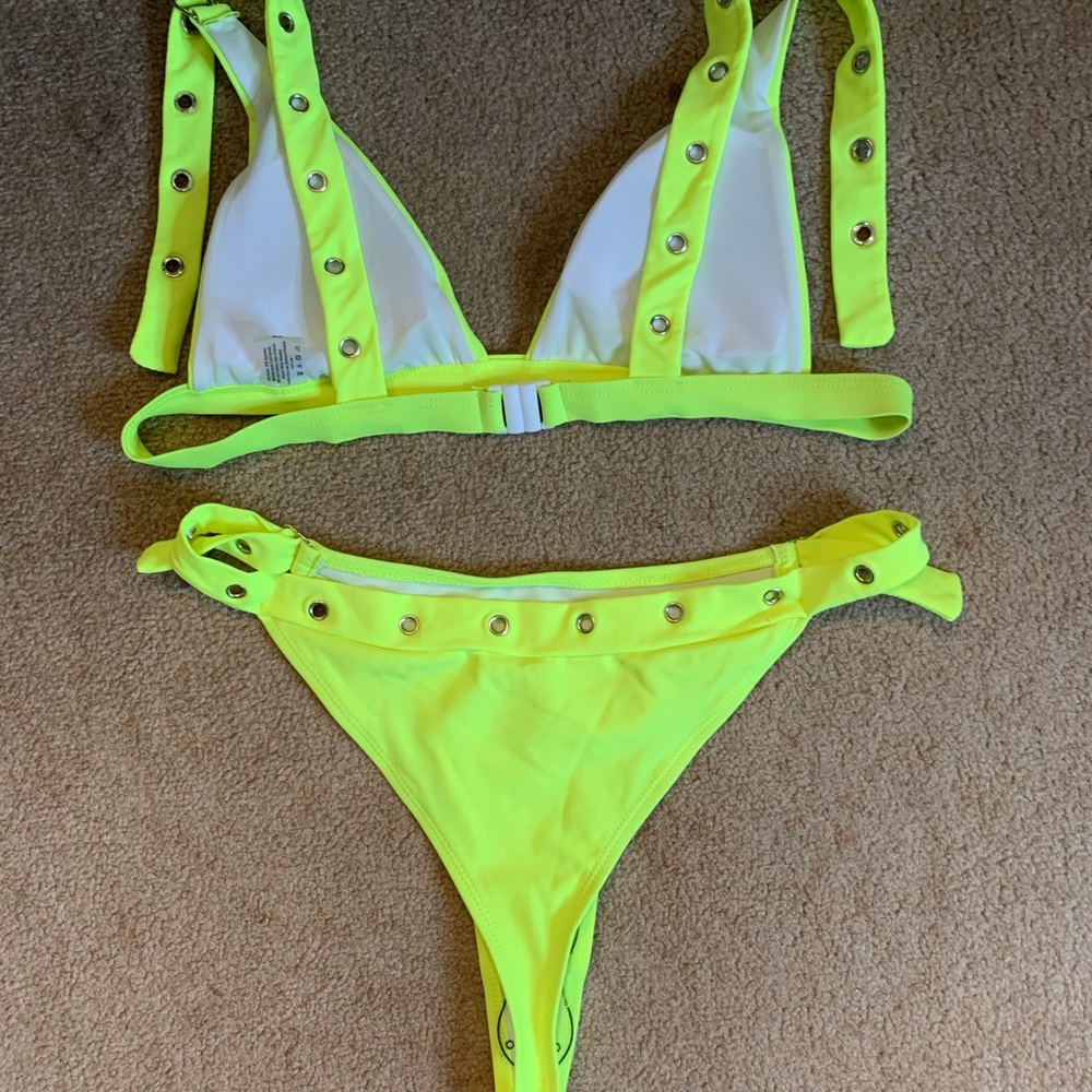 Bikini - Picture 2 of 4